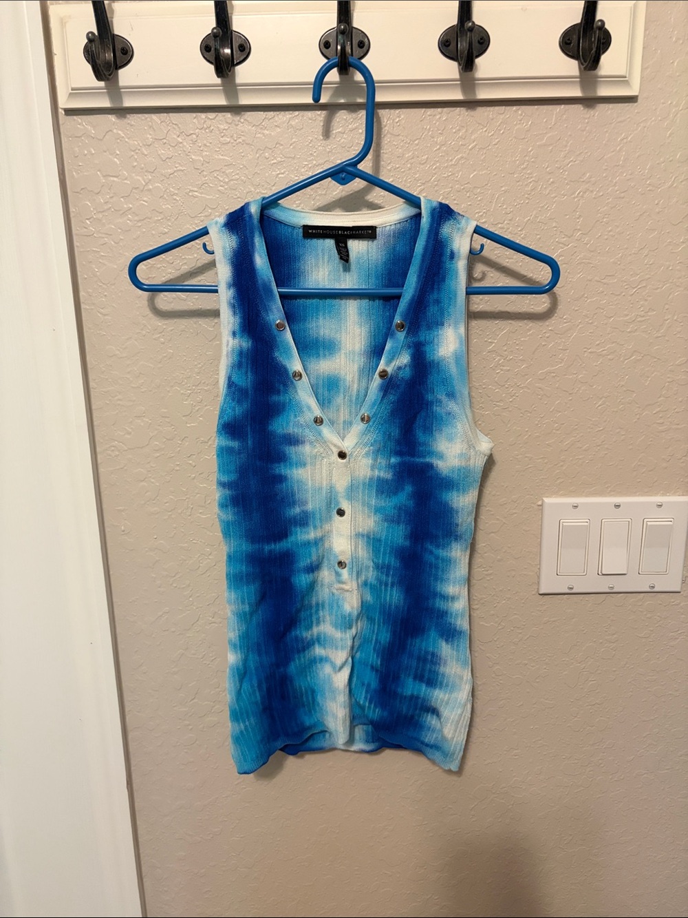 White House Black Market Blue and White Tie-Dye Ribbed V-Neck Tank
